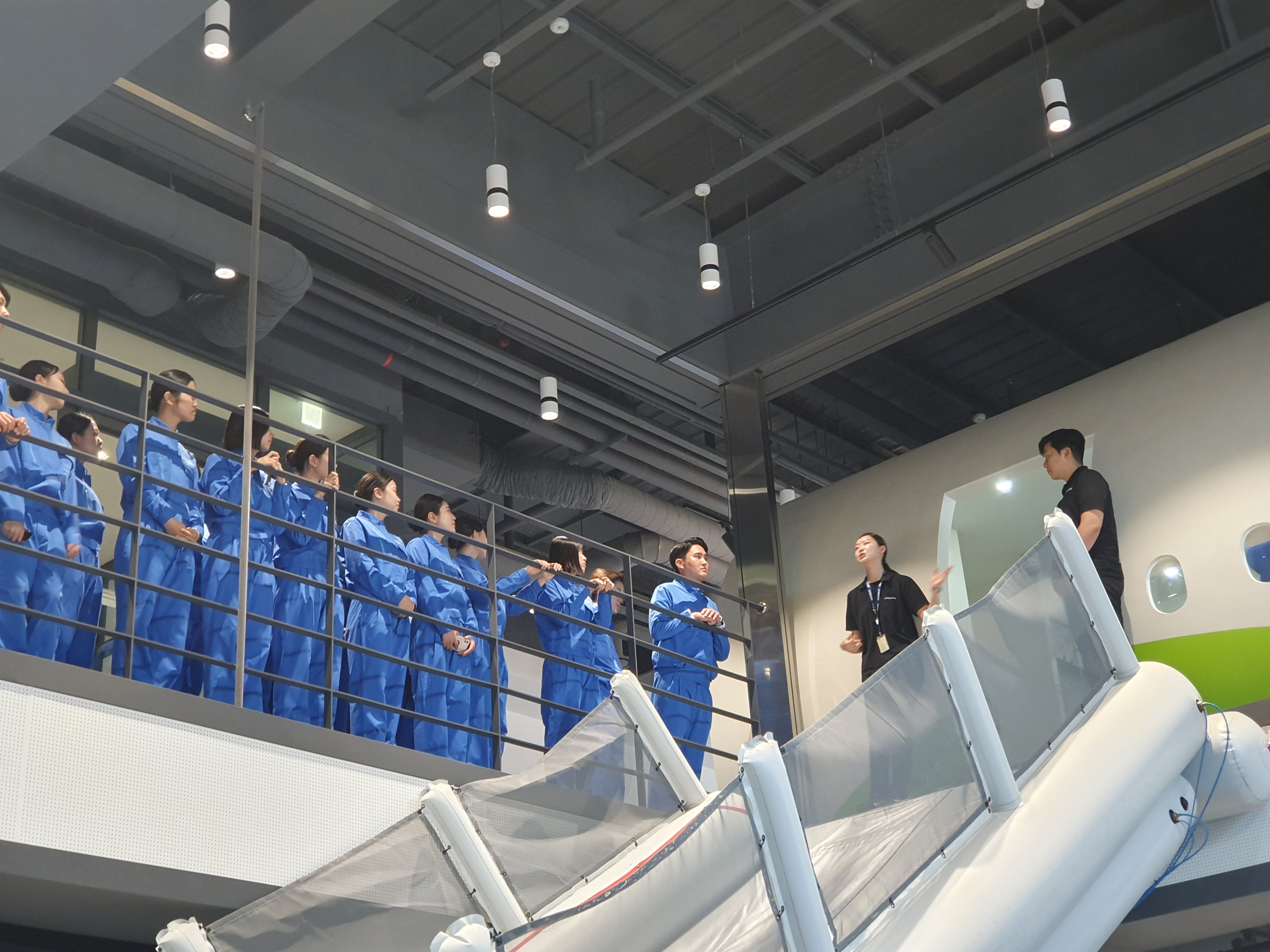 청주대학교 항공서비스학과 2학년 학생 53명이 에어부산 본사에서 크루 클래스(Crew Class) 과정에 참여했다.
